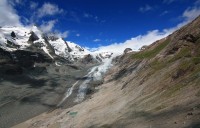 Pasterze Glacier  (Pasterze ledovec)   s výhledy na nejvyšší horu Rakouska - Grossglockner (3798 m.n.m.). Po pravé straně vycházková stezka
