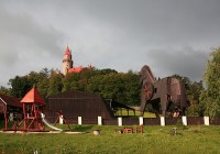 Hrad  Bouzov  - pohled z Areálu historické zábavy
