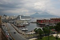 Neapol - přístav - pohled na Vesuv