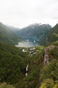 Parkoviště Flydalsjuvet - výhled na Geirangerfjord