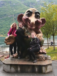 Geirangerfjord - holčičky  s mazlem