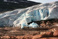 Ledovec  Svartisen. Kvůli bezpečnosti je zakázané vstupovat na tento rychle tající ledovec