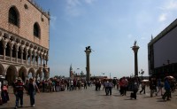 Náměstí Svatého Marka se dvěma sloupy, symboly Benátek