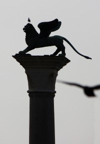 Itálie Benátky - Sloup na Piazzettě ze 12.stol. s Markovým okřídleným lvem