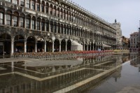 Benátky - náměstí sv. Marka - nastal příliv - voda prosakuje na  náměstí, bude se plavat:-)  - podzim 2009