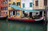 Itálie Benátky - ovoce a  zelenina - prodejna