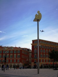  NICE - Place Massena - Konverzace v Nice - jedna ze 7 soch - autorem Jaume Plensa