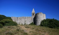 Slovinsko - Hrastovlje - kostel sv. Trojice obehnán  později dostavovanou zdí - obrana proti Turkům