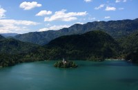  Mariánský kostel s proslulou zvonicí na malém ostrově Bledského jezera