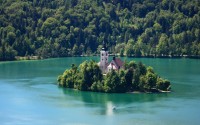 Kostelík Nanebevzetí Panny Marie s proslulou zvonicí na malém ostrově Bledského jezera