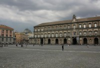 Neapol  - radnice,  v pozadí kopule prosklené  Galerie Umberta I