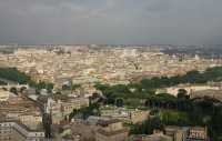 Výhled z vrcholu kupole Baziliky sv. Petra  na Řím