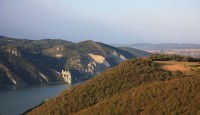 Pohled  na pevnost  Golubac  v  Srbsku z Rumunska