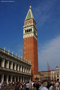 Benátky - Zvonice - Campanila -  na náměstí sv. Marka - vysoká 99 metrů - na jejíž vrchol se jezdí výtahem. Odtud je nádherný výhled na město.