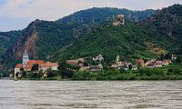 DÜRNSTEIN  2010 - nejlépe položená zřícenina hradu v Dolním Rakousku z daleka dobře viditelná, stojící na rozeklaném skalním masivu nad stejnojmenným městem (údajně zde byl vězněn anglický král Richard Lví srdce)