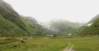 Současný pohled z osady  Gletsch  na skalnaté koryto, kudy stékal ledovec Rhónegletscher - prší, prší, jen se leje...