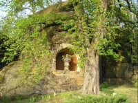 socha sv.Jana Nepomuckého v Sosnové - Lesné: Nachází se ve skalním výklenku pod staletým kaštanem v blízkosti Kamenného domu.