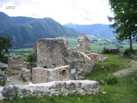 zbytky hradu,kaple a výhled do údolí