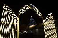 Ještě v noci v Praze na Vánočních trzích - zlatá brána do Alsaska