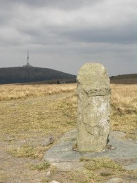 Hraniční kámen: Pohled od rozcestníku k Pradědu