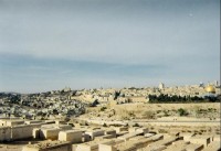 Jeruzalém 10: vpředu stařičké židovské hroby čekají na příchod mesiáše