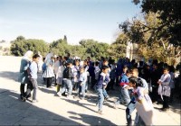 Jeruzalém 11: děti jsou stejné všude na světě, tyto jsou arabské, děvčata nosí pod šaty ještě kalhoty (zpravidla rifle) a zahalené vlasy 