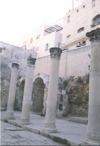 JERUZALÉM II -16: CARDO - v centru vykopávky staré cesty , nádherně zachovalé. Jakmile se rozhodne, že se něco nového postaví, najdou se ve vykopávkách pozůstatky hned několika předchozích epoch