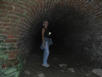 V katakombách kostela