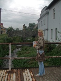 Před památkovám kamenným mostem u muzea v Budišově n. B.