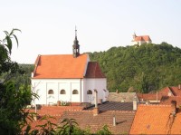 Kostel sv. Fabiána a Šebestiána a sv. Barbory. V pozadí kaple sv. Antonína.