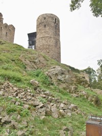Pohled od chajdy správce hradu na dolní věž