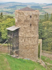 Záběr dolní věže z rozhledny na věži horní. To je krása! A ta příroda vně hradu