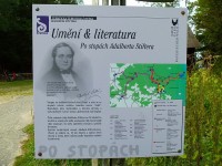 Informační tabule o obdivovateli Šumavy, literátovi a básníkovi A.Stifterovi. Nejspíš to nejprve vezmeme na jeho pomník u vyhlídky
