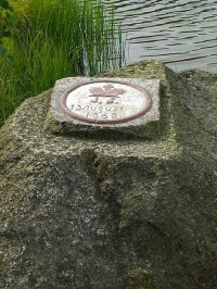 Záběr detailu památného kamene a zase někdy, už jen na hráz jezera!