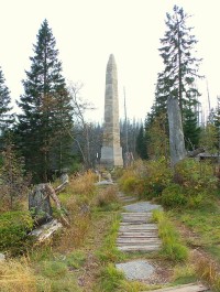 Obelisk a pomník A.Stiftera, který prý byl vytesán z místní horniny dvěma bratry z Německa