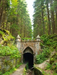 Horní portál Schwarzenberského kanálu, kde vtéká voda do tunelu