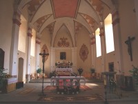 Interiér kostela Svatý Kámen od varhan směrem k oltáři