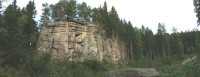 Skály pod bývalým hradem Sokolčí bývají častým námětem pro šplhavce. Vpravo je koryto říčky Čečné