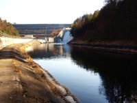 Řeka Malše a přehradní hráz vodní nádrže na pitnou vodu