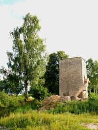 Záběr rekonstruované věže tvrze od rybníka
