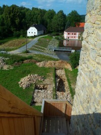 Záběr části obce Tichá ze schodů do rekonstruované věže bývalé tvrze