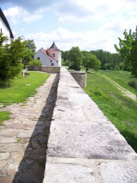 Hradby tvrze v Žumberku s kamennou zdí