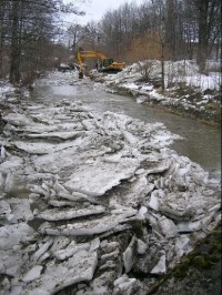 Bystrý potok: Odstraňovaní ledu z Bystrého potoku v Bašce