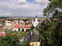 Javorník: Pohľad na námestie, radnicu a kostol z terasy zámku Jánsky Vrch, v pozadí poľská rovina