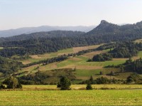 Lesnické sedlo: Pohľad zo sedla na sever na Male Pieniny. Vpravo bralo Rabštin (842) na Poľsko-slovenskej hranici, uprostred hora Jarmuta (795), vzadu hreneň Beskyd Sadecki