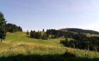 Za Rabštínom: Hole pod Wysokím Wierchom, vpravo Šľachovky. Križovatka modrej a žltej značky
