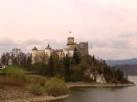 Niedzica - hrad: Pohľad na hrad od priehradného múra