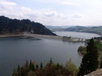 Niedzica: Pohľad z hradného múra na Čorštynskú priehradu, pod ňou Stromovské jazero a v pozadí Pieniny a Spišská Magura