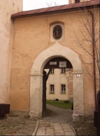 Podolinec  . kláštor: Vstupná bránička do kláštora piaristov
