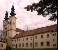 Podolinec kláštor: Predné nádvorie kláštora